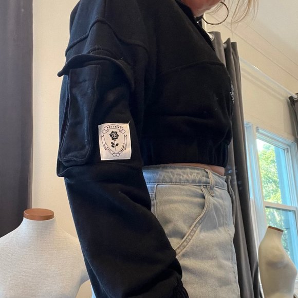 New cropped utility sweat with on point details - Picture 4 of 5